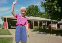 “Rời đi & Vẫy chào”