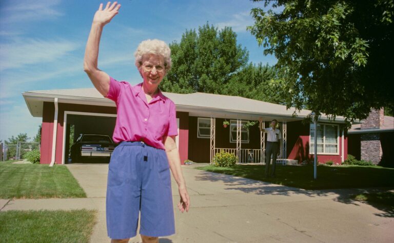 “Rời đi & Vẫy chào”