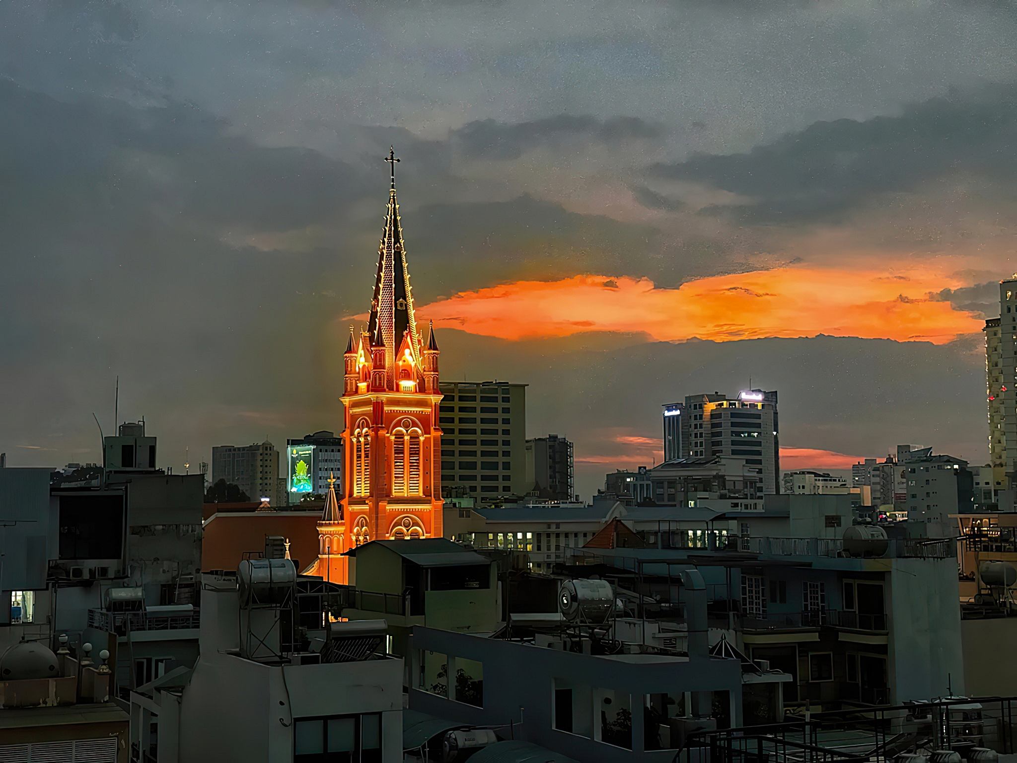 Nhà thờ Tân Định - lúc hoàng hôn - chụp từ quán cafe sân thượng đối diện - iPhoneX