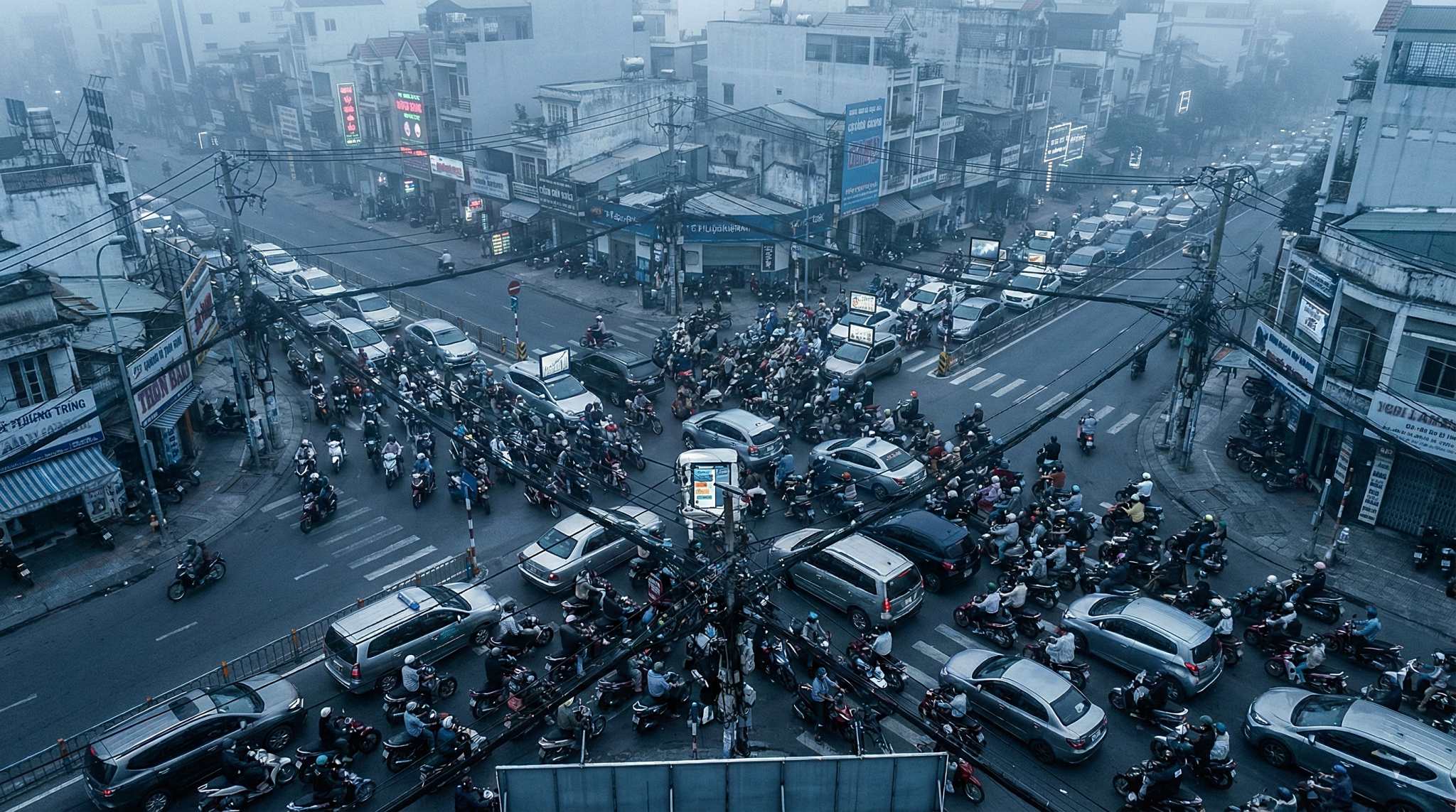 Dòng người kẹt xe với những khuôn mặt mờ nhạt như những cỗ máy vô hồn, minh họa khái niệm sự rơi ngã của Heidegger và sự tha hóa trong xã hội hiện đại.